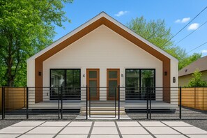 Exterior - The O`Four Lofts Cabin, Unit B (Houston)