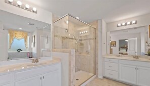 Hair dryer, towels, soap, shampoo - Cozy single-family home + fenced backyard + Office (Charlotte)
