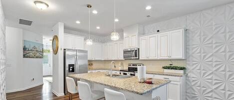 Geladeira, micro-ondas, fogão, cooktop