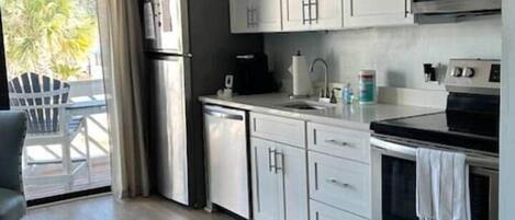 Een koelkast, een magnetron, een oven, een kookplaat