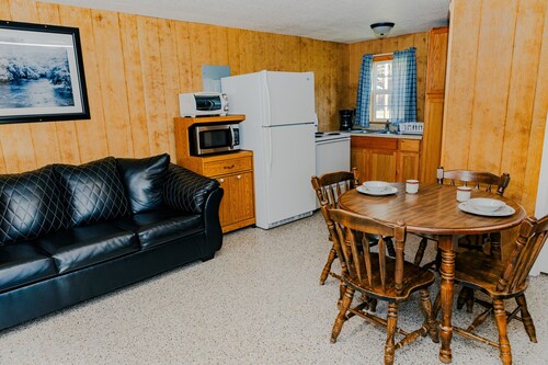 Charming 1-bedroom cabin in Crumpler minutes from HMT's Indian Ridge trailhead