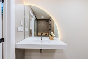 Regadera, secadora de cabello, toallas, jabón