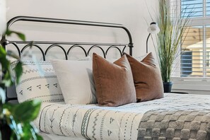 Een bureau, wifi, beddengoed