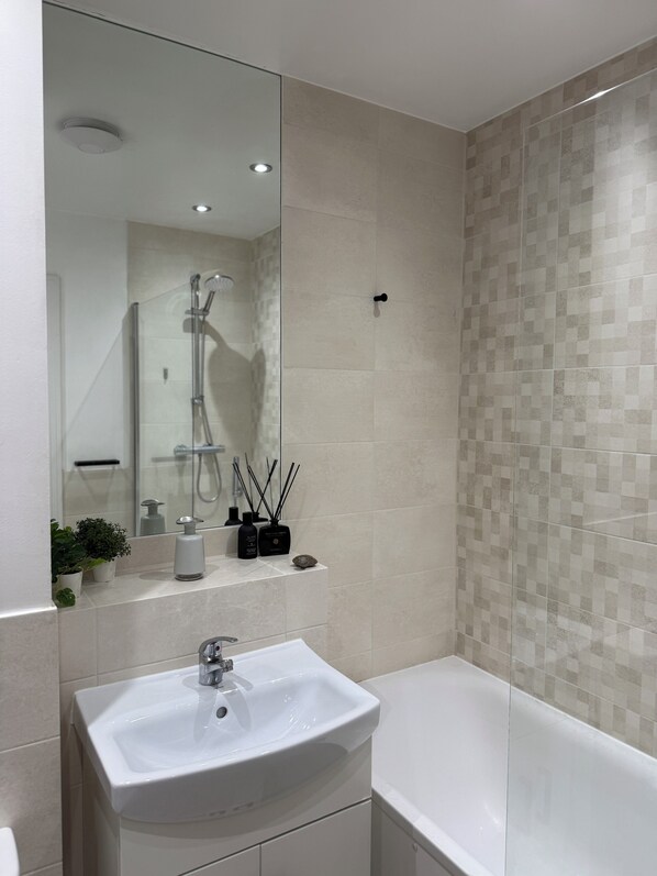 Hair dryer, towels, soap, toilet paper - Modern Refurbished Apt in Stevenage Town Centre (Stevenage)