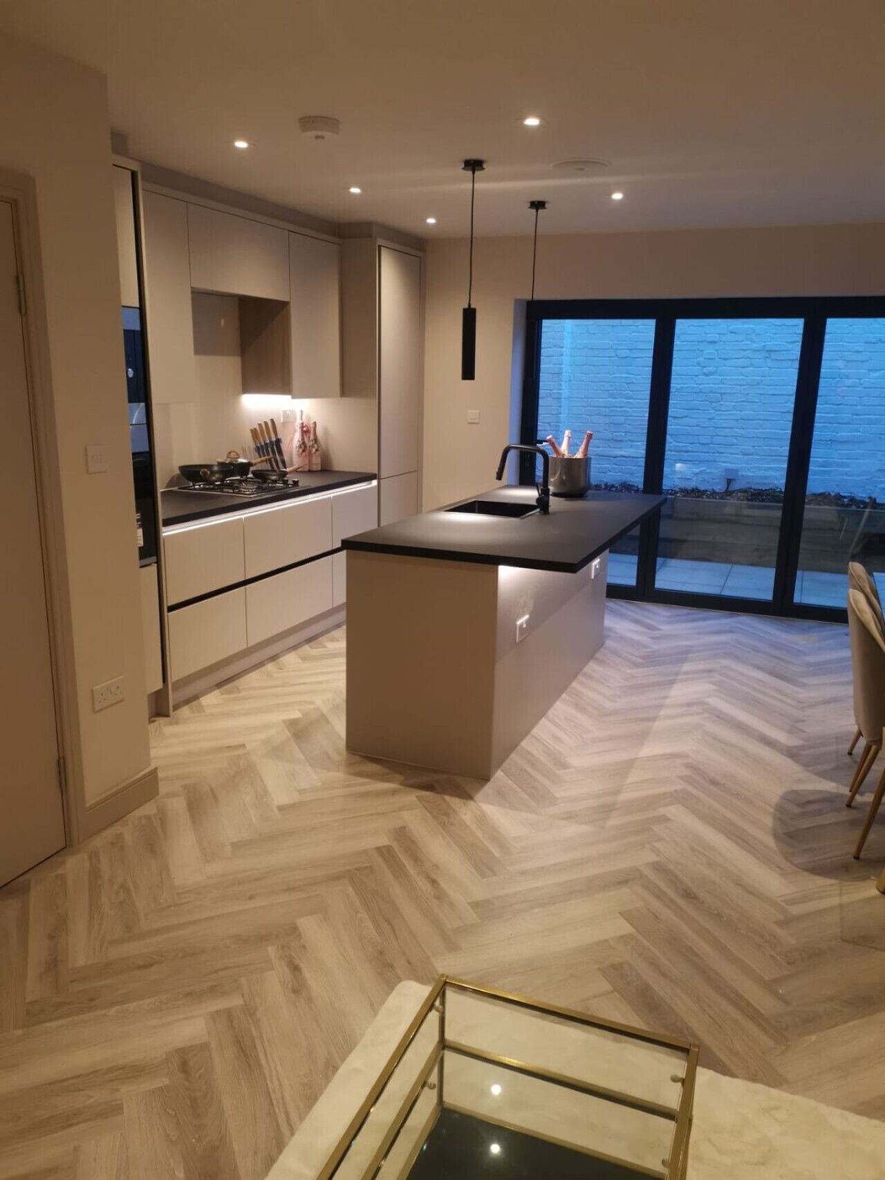 Geladeira, micro-ondas, fogão, cooktop