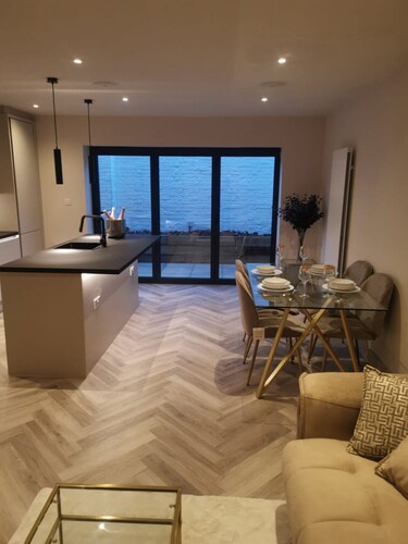 London 2BR Retreat with Free Parking & City Access