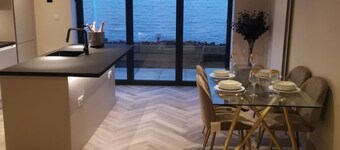 London 2BR Retreat with Free Parking & City Access