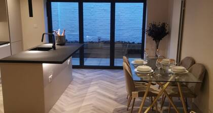 London 2BR Retreat with Free Parking & City Access