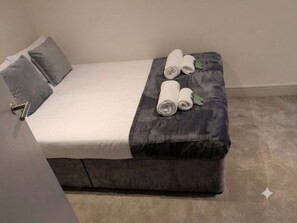2 bedrooms, desk, iron/ironing board, WiFi