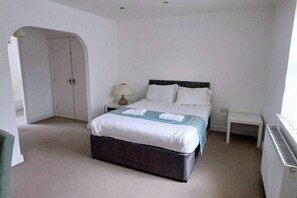 Desk, iron/ironing board, WiFi, bed sheets - The Green House Durham Large Family & Contractor Stay Sleeps 12 with Ample Parking (Cornforth)