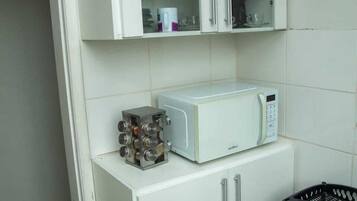 Apartamento, sacada, vista para o jardim | Micro-ondas