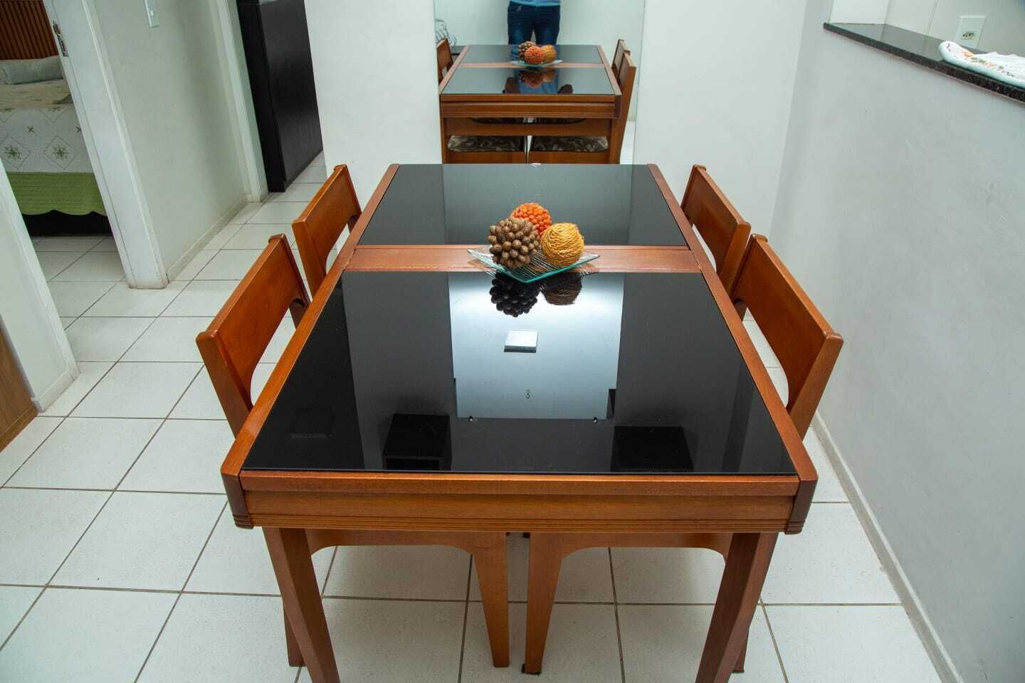 Apartamento, sacada, vista para o jardim | Opções para refeição no quarto