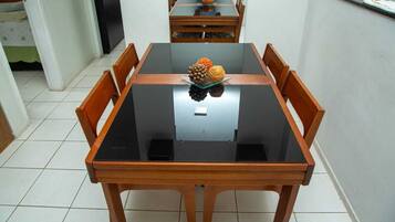 Căn hộ, ban công, quang cảnh vườn | Khu vực ăn uống tại phòng