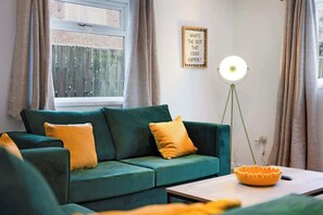 TV - 5 Bedroom in Newton Drive With Free Street Parking (County Durham)