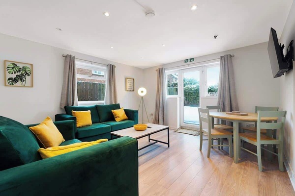 Cosy living room equipped with a SMART TV with Netflix and plenty of space to sit down and relax.