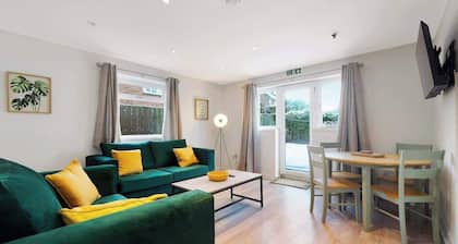 5 Bedroom in Newton Drive With Free Street Parking