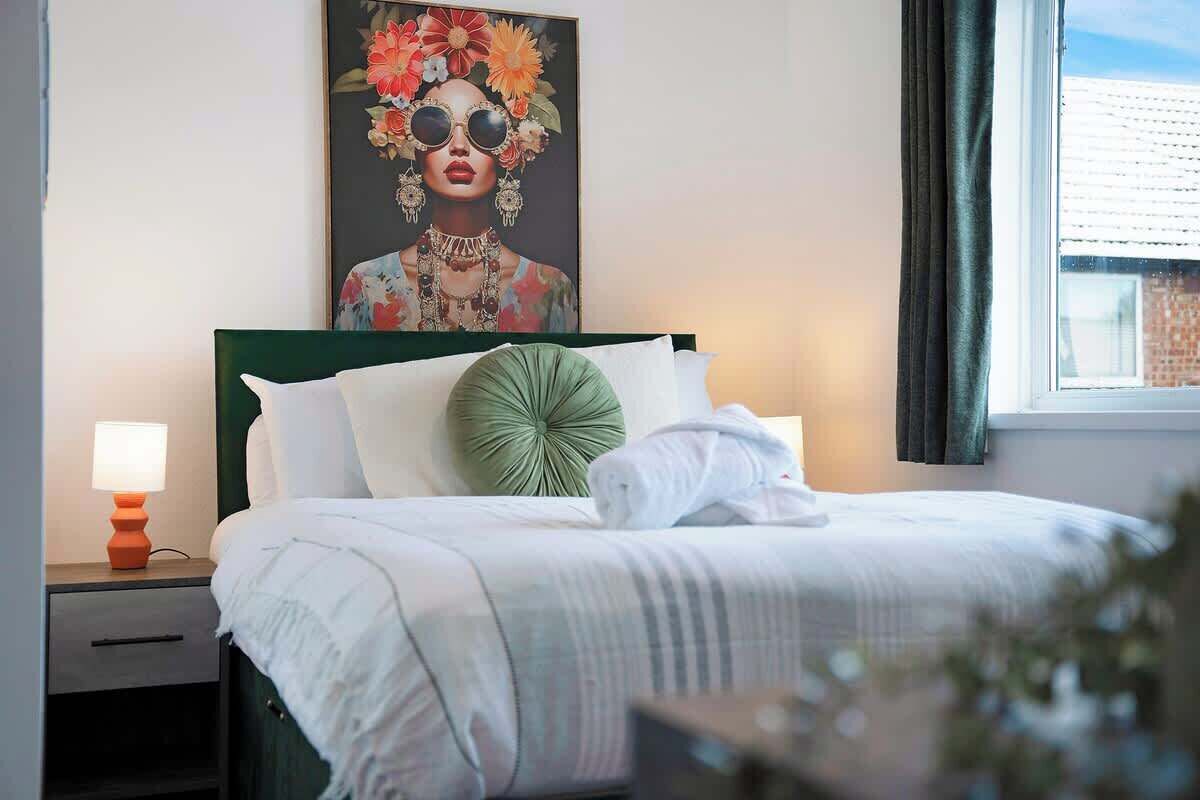 5 bedrooms, WiFi, bed sheets