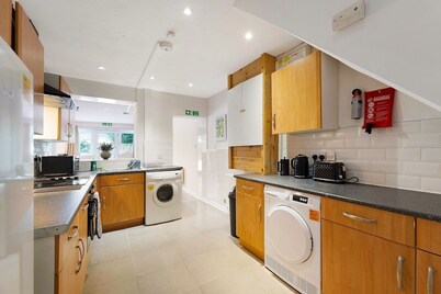 New! 5BR in Newton Drive