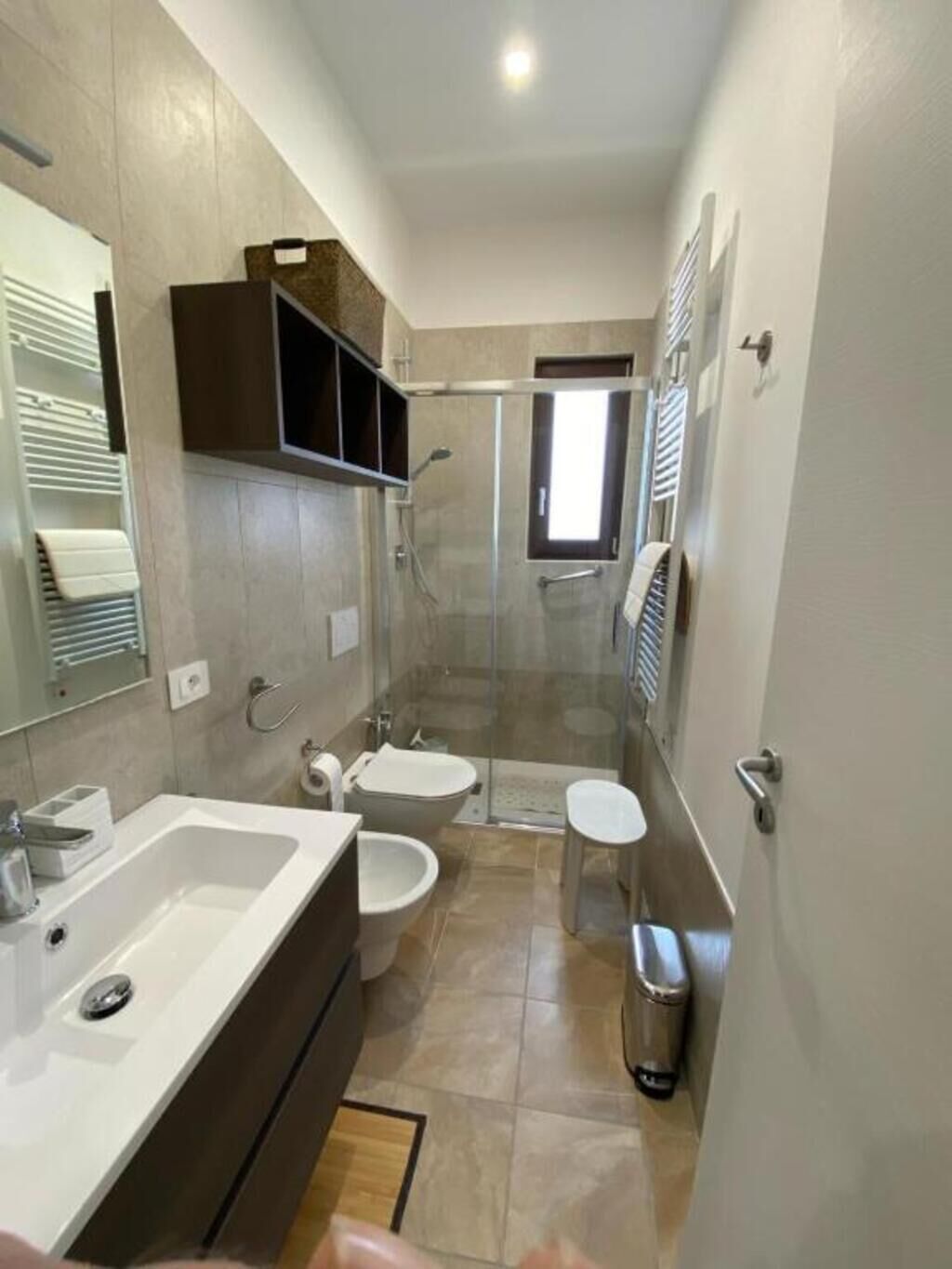 Douche, sèche-cheveux, bidet, serviettes fournies