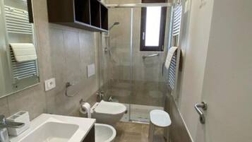 Douche, sĂšche-cheveux, bidet, serviettes fournies