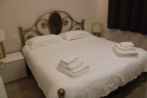 Cofres nos quartos, escrivaninha, ferros/tábuas de passar roupa