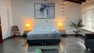 Villa | VÀrdeförvaringsskÄp pÄ rummet och arbetsyta för laptop