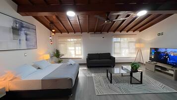 Caja de seguridad en la habitación y espacio para trabajar con laptop