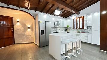 Villa | Eget kök | Stort kylskÄp, mikrovÄgsugn, ugn och spishÀll