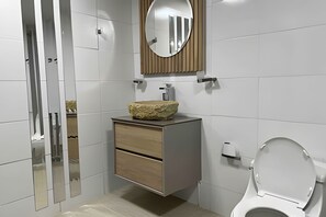 Biệt thự | Phòng tắm | Đồ dùng nhà tắm miễn phí, khăn tắm, xà phòng, dầu gội