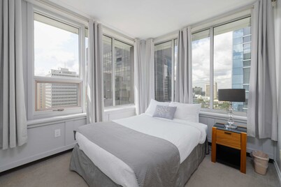 Cozy 2 BR 1 bath oasis, pet-Friendly. Close to parks, bars and restaurants.