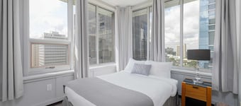 Cozy 2 BR 1 bath oasis, pet-Friendly. Close to parks, bars and restaurants.