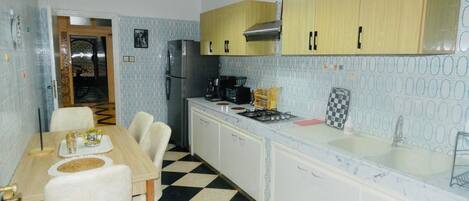 Mikrobølgeovn, ovn, kokeplater og oppvaskmaskin