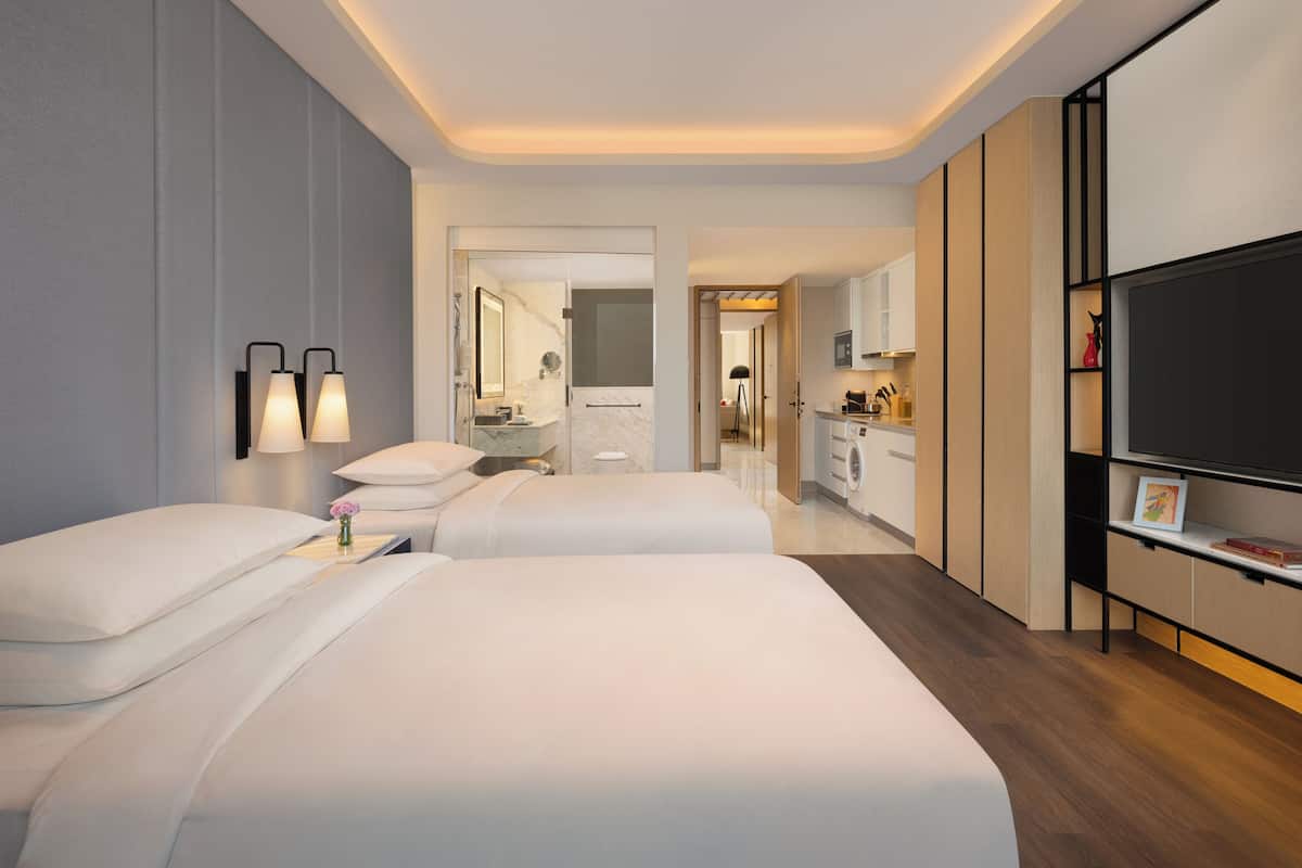 Appartement luxueux, 2 chambres, non-fumeur, vue sur la piscine | Lit avec matelas Ă plateau-coussin