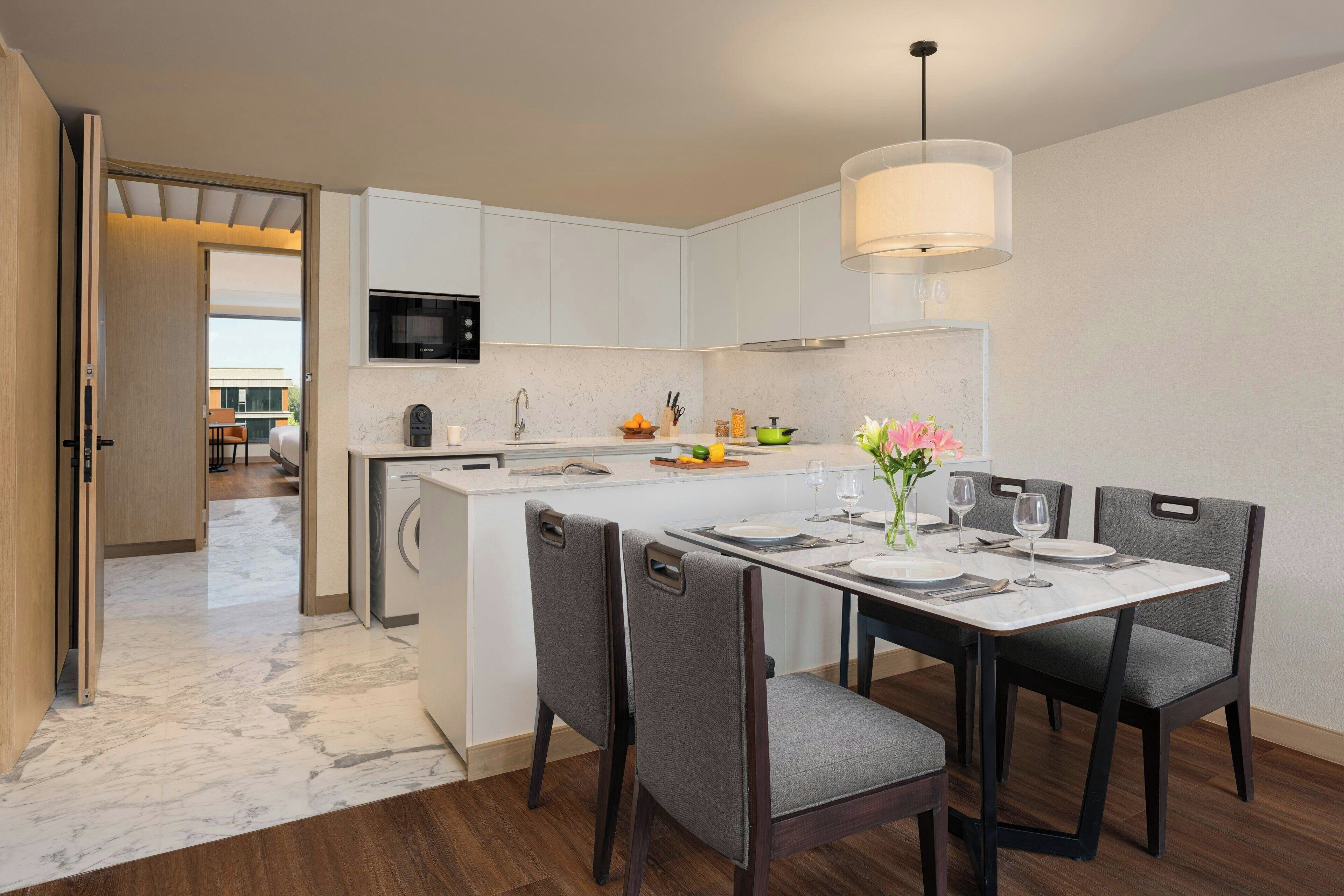 Camas com colchões pillow-top, espaço de trabalho para notebook