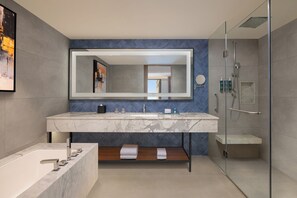 Suite, 1 Bedroom, Pool View | Bathroom