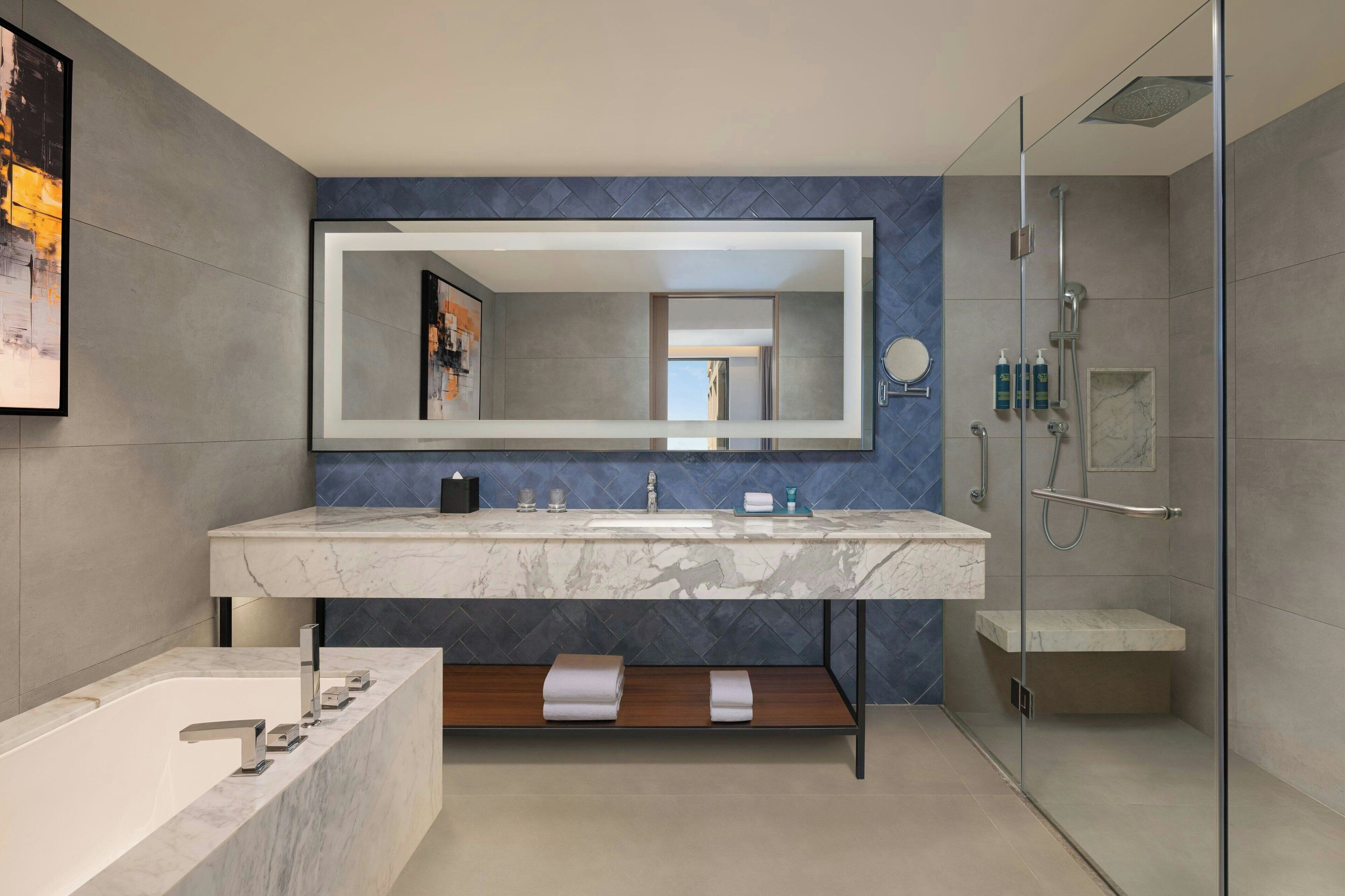 Suíte, 1 cama King, vista para a piscina | Camas com colchões pillow-top, berços grátis, Wi-Fi de cortesia