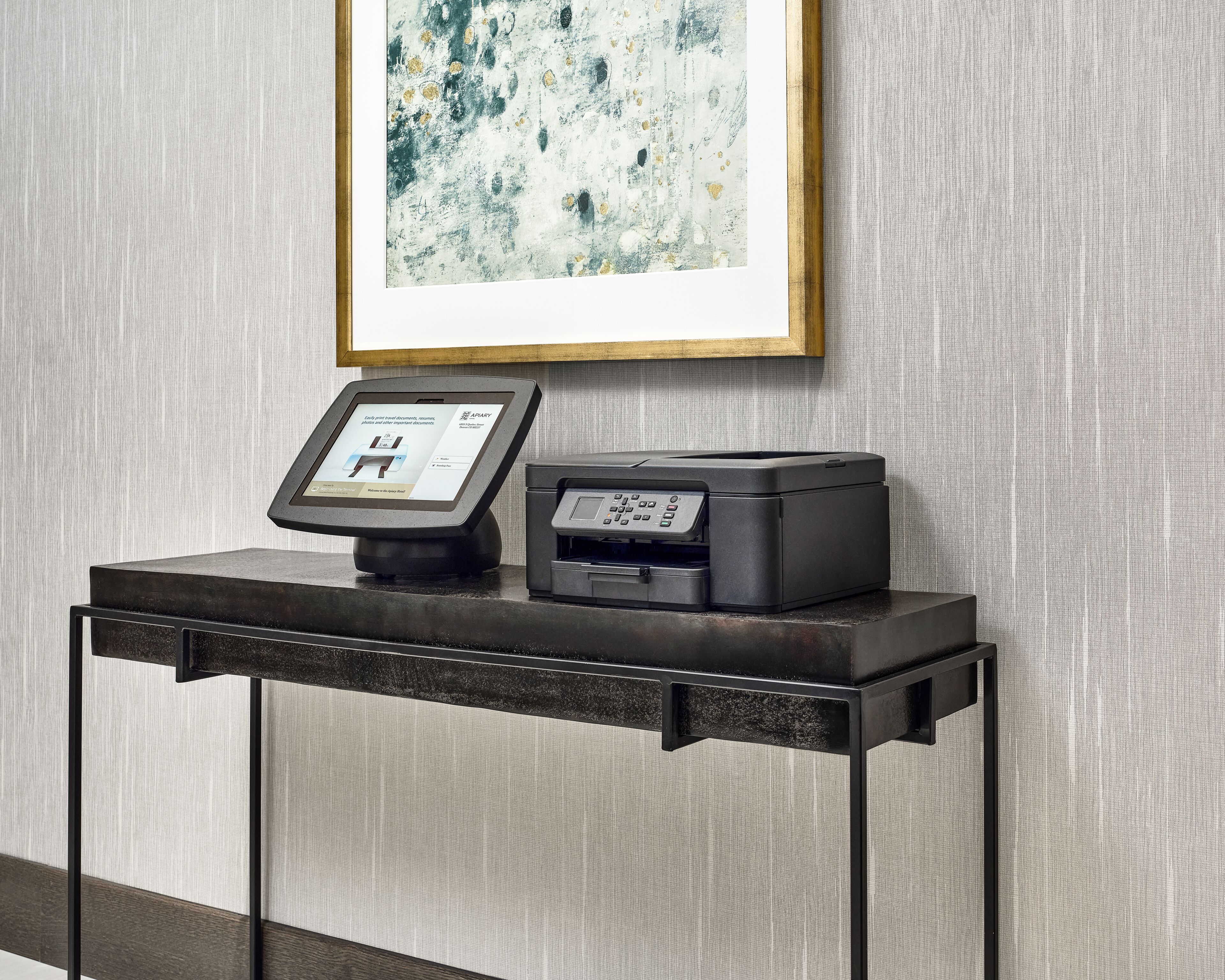 Een zelfbedieningskiosk met een bonprinter op een donker houten tafel tegen een gestructureerde muur.