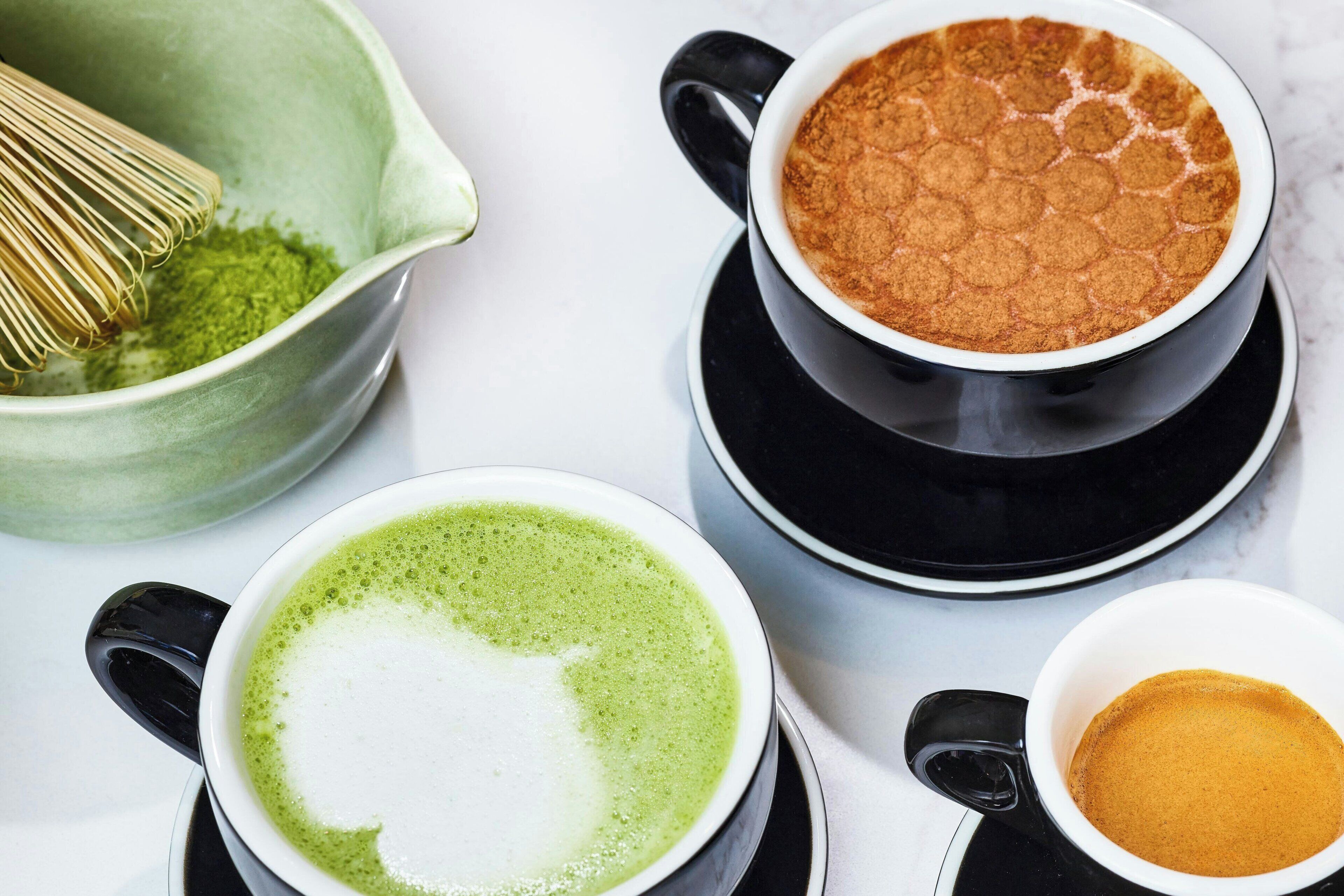 Una taza de latte de matcha, una taza de latte de té verde y una taza de espresso.