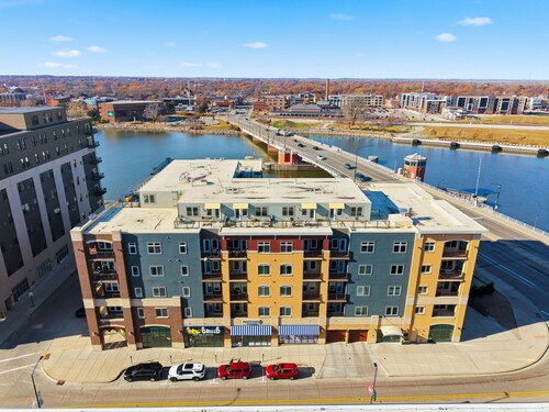 Riverfront Retreat – 10 Mins to Lambeau!