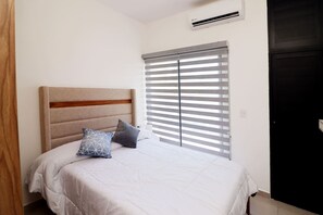 مكتب ومكواة/لوح كي وواي فاي وملاءات أسرّة