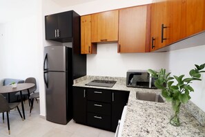 ثلاجة، ميكروويف، موقد طهي مسطح، ماكينة لصنع القهوة/الشاي