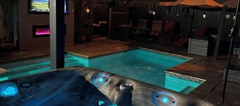 Spacious 5-bedroom pool villa in Miami with sauna 3 jacuzzis and fitness room