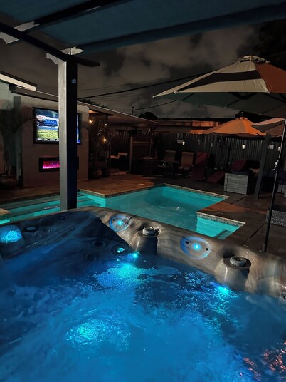 Spacious 5-bedroom pool villa in Miami with sauna 3 jacuzzis and fitness room