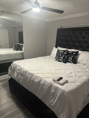 Tabla de planchar con plancha, wifi y ropa de cama 