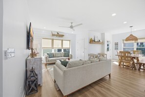 Smart TV, books - Surf street + Near the Beach + Pet friendly (North Myrtle Beach)