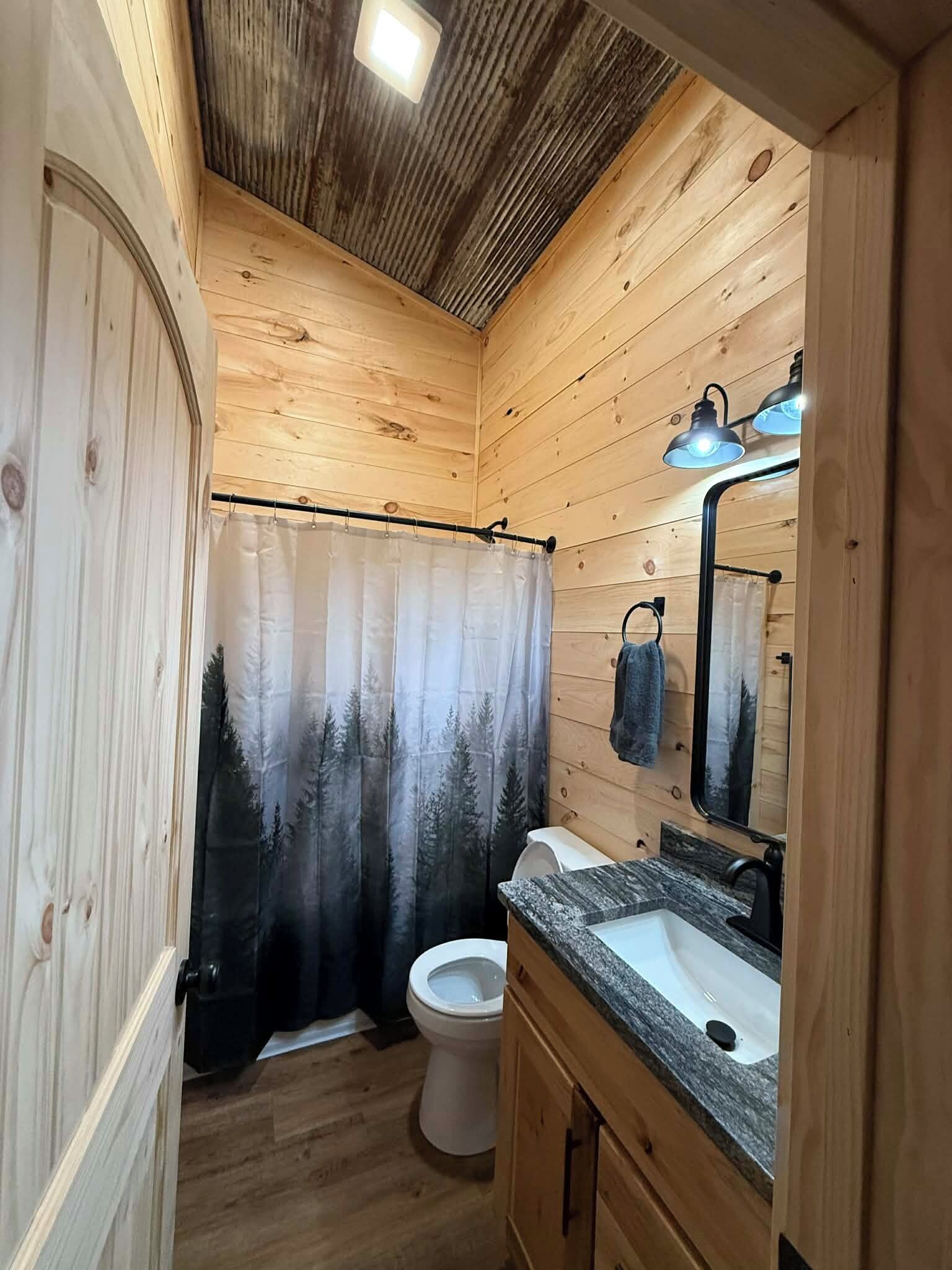 Een haardroger, handdoeken, zeep, toiletpapier