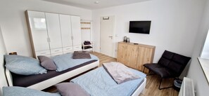 Bügeleisen/Bügelbrett, Reisekinderbett, kostenloses WLAN, Bettwäsche