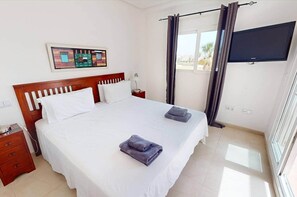 Een strijkplank/strijkijzer, wifi, beddengoed