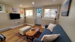 TV - Cozy Ocean Retreat just a 2-minute walk from Cow Bay surf spot. (Cow Bay)