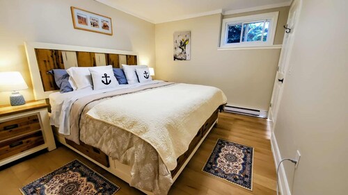 Cozy Ocean Retreat just a 2-minute walk from Cow Bay surf spot.